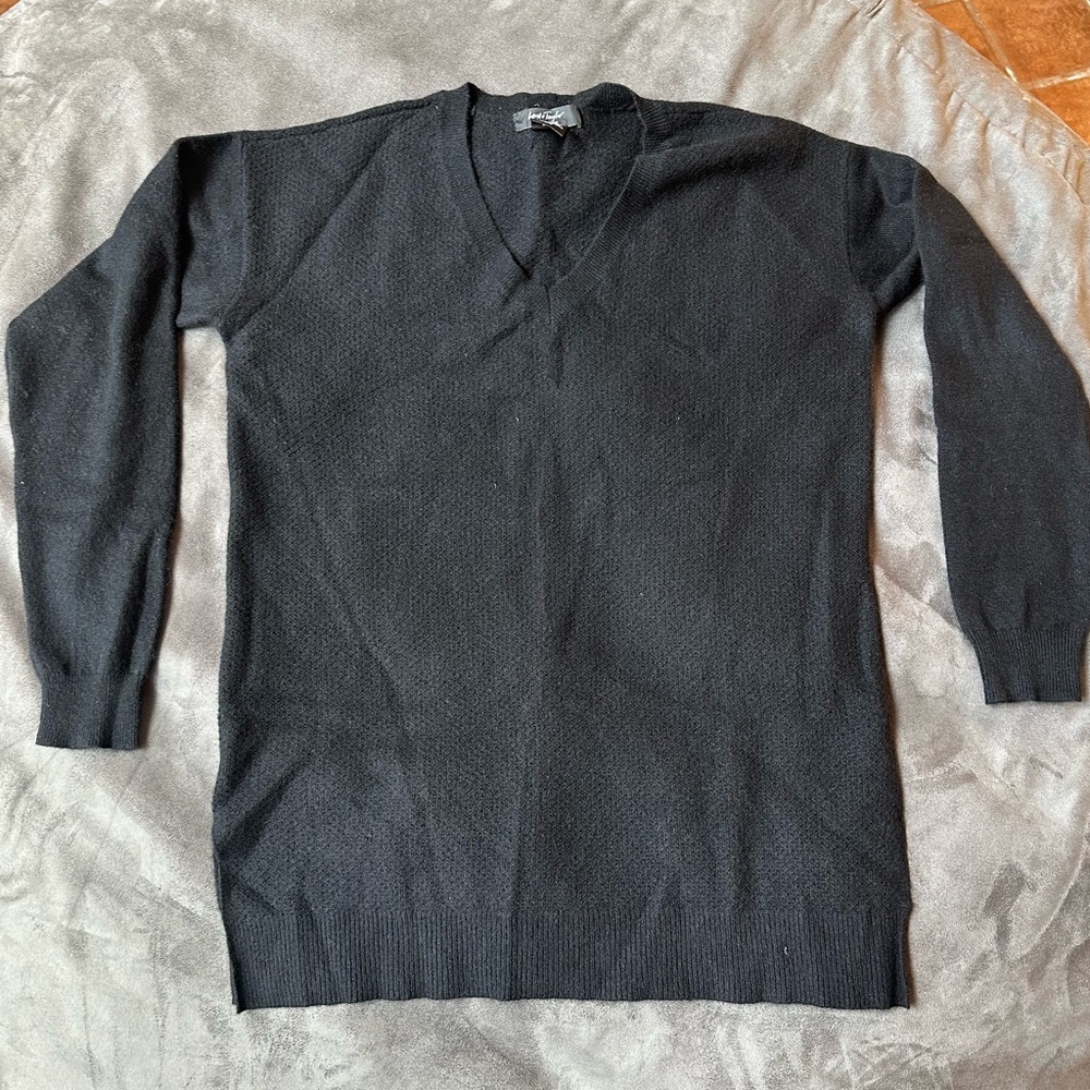 Lord & Taylor v neck cashmere sweater